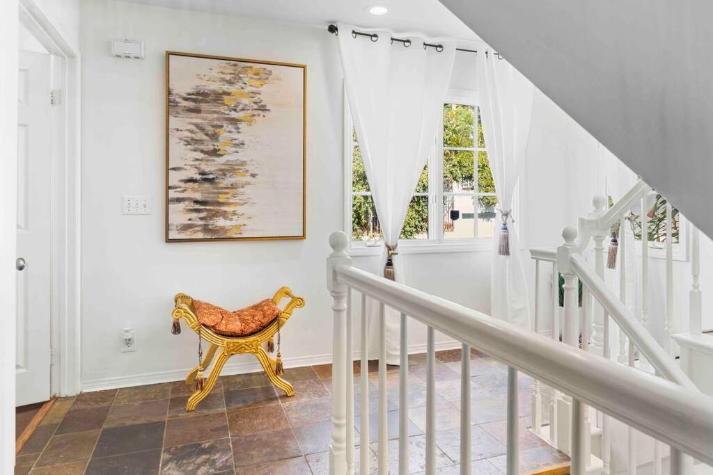Stunning Mediterranean Mansion In Laurel Canyon Los Angeles Exterior photo